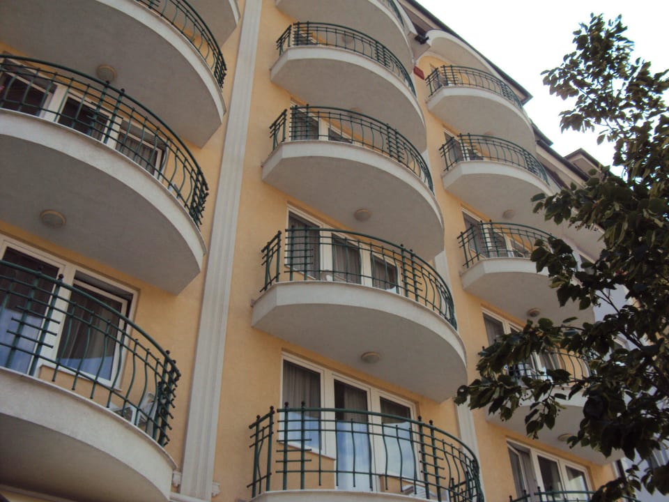 Balkone zur fußgängerzone.... Hotel Palace Hévíz