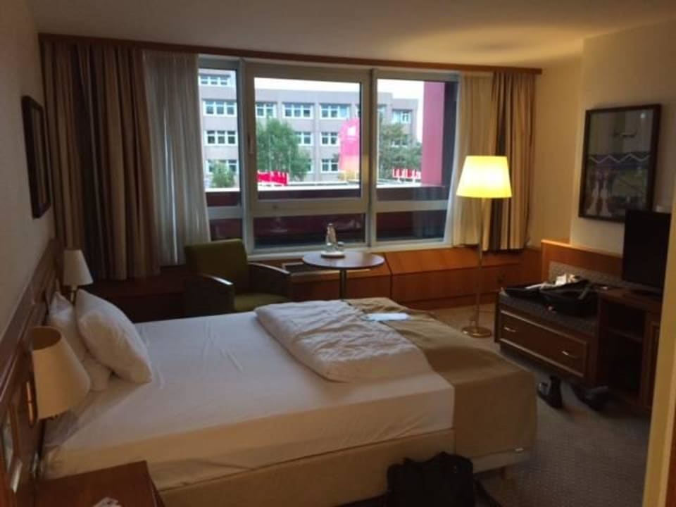 DAs Zimmer, geräumig un dzweckmäßig Leonardo Hotel Köln Bonn Airport