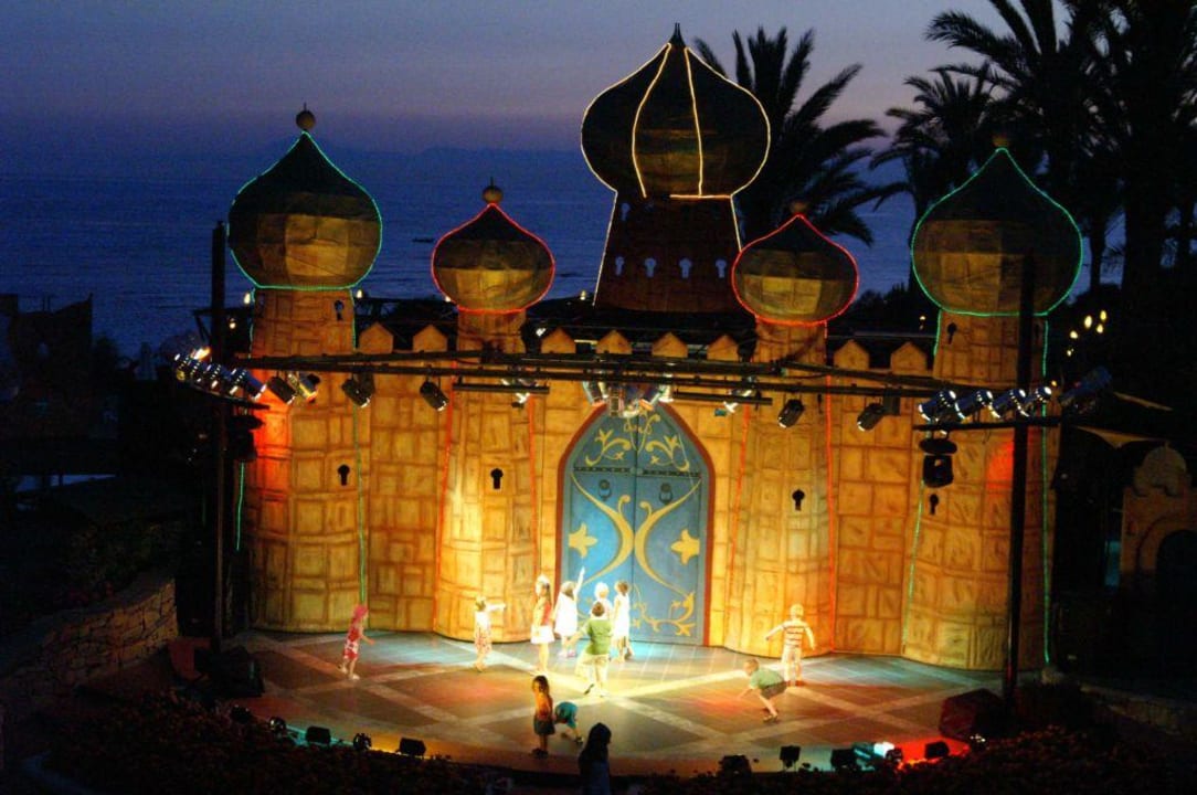 Das Bühnenbild war klasse und die Show! PALOMA Perissia