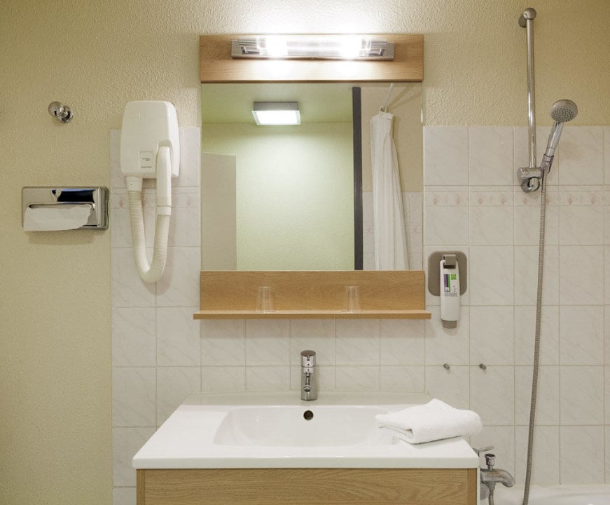 Salle de bains ibis Styles Aix les Bains Domaine de Marlioz