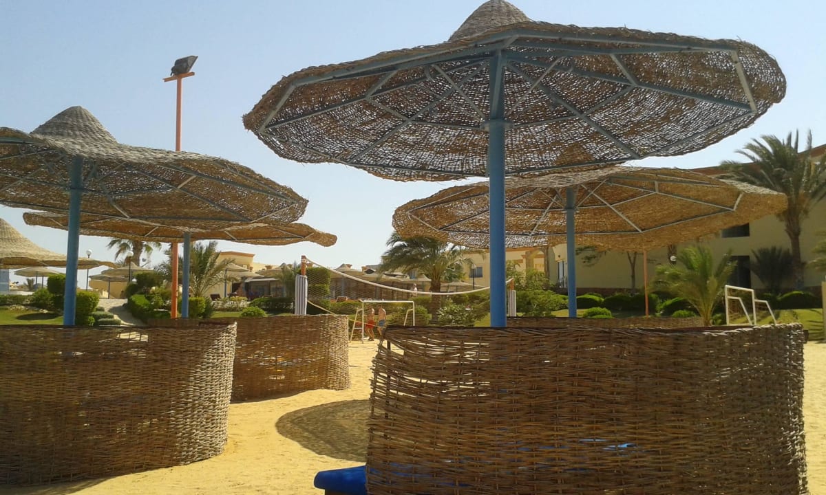 Parasole z parawanami na plaży Blue Reef Red Sea Resort