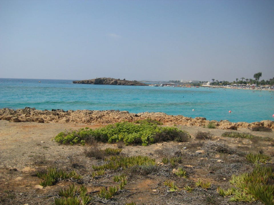 Sicht vom Felsen auf das Meer Aktea Beach/Holiday Village