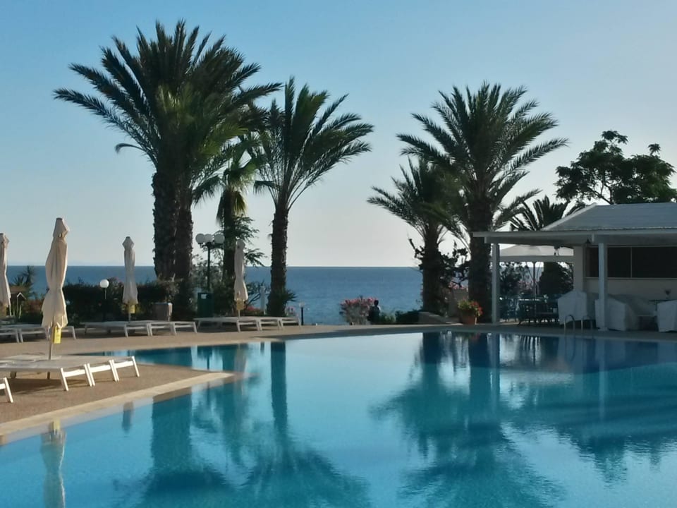 Poolanlage mit Meerblick Crystal Springs Beach Hotel