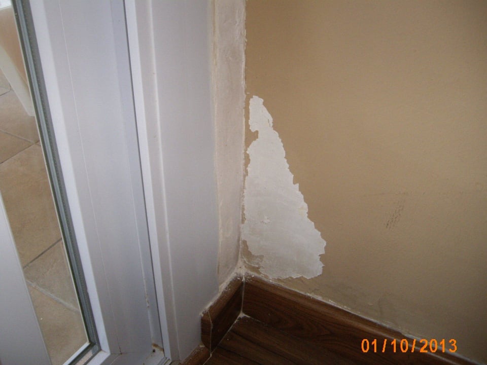 Farbe blättert ab durch Feuchtigkeit THB Cala Lliteras