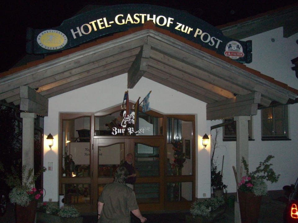Hoteleingang bei Nacht Wohlfühlhotel zur Post