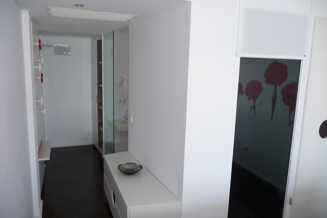 Superior-Zimmer Eingangsbereich und rechts Dusche Iberostar Waves Bahia de Palma