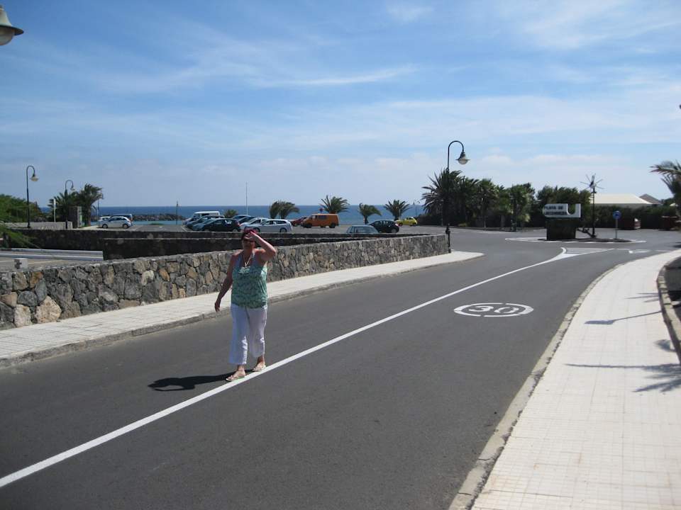 Straße zum Hotel und Parkplatz HD Beach Resort