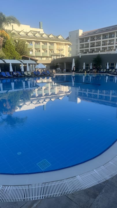 Pool Side Breeze Hotel