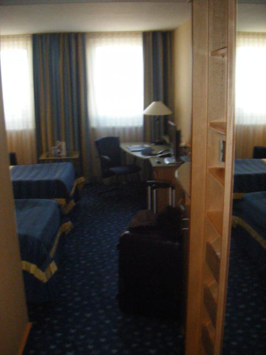 Zimmer mit großen Fenstern NH Danube City