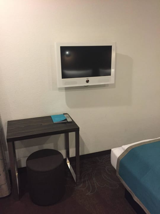 Mobiler Tisch mit Hocker  Motel One Hamburg-Altona