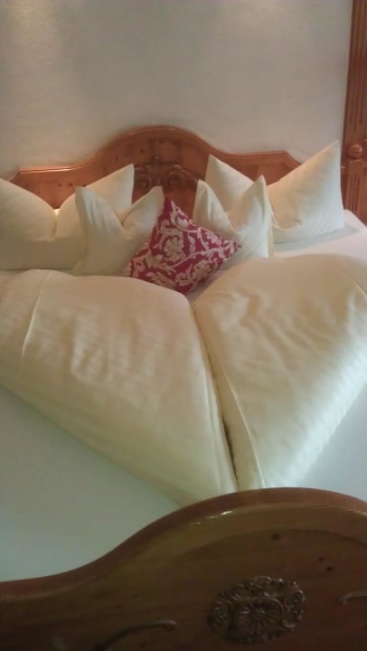 Bett bei Ankunft Parkhotel Burgmühle