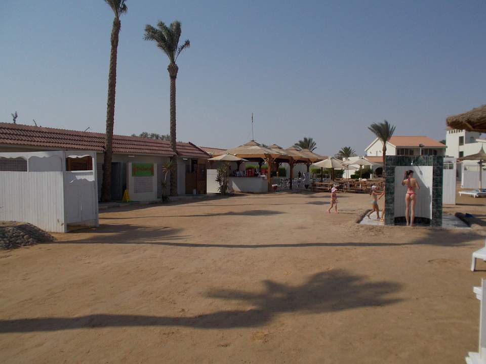 Bar i prysznic na plaży Pickalbatros Alf Leila Wa Leila Resort - Neverland Hurghada
