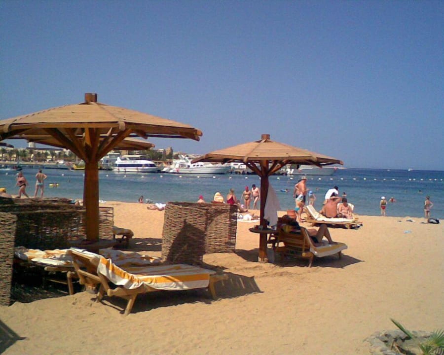 Piękna plaża i morze z rafami Xanadu Club Makady Bay