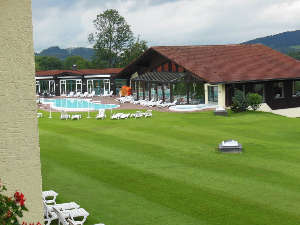 Blick vom Zimmer auf Wellnessbereich Riederin Hotel & Chalets