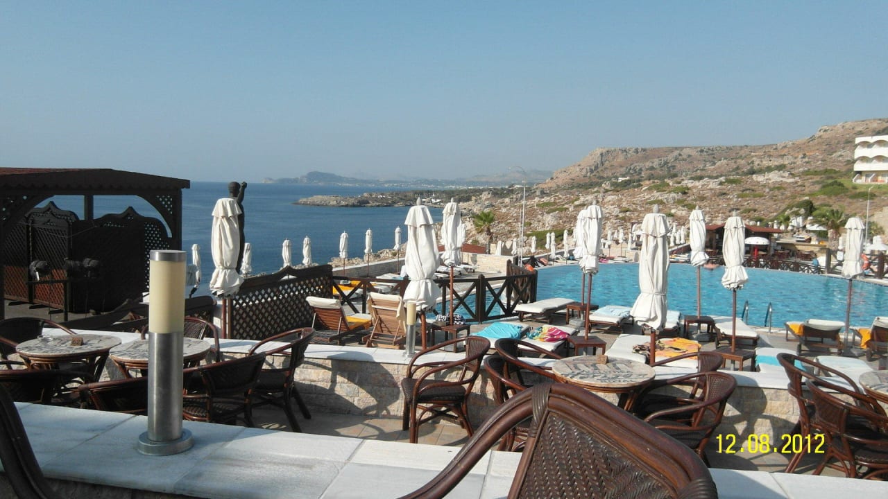 Kaskaden-Poolanlage mit dem Meer im Hintergrund Hotel Kalithea Horizon Royal