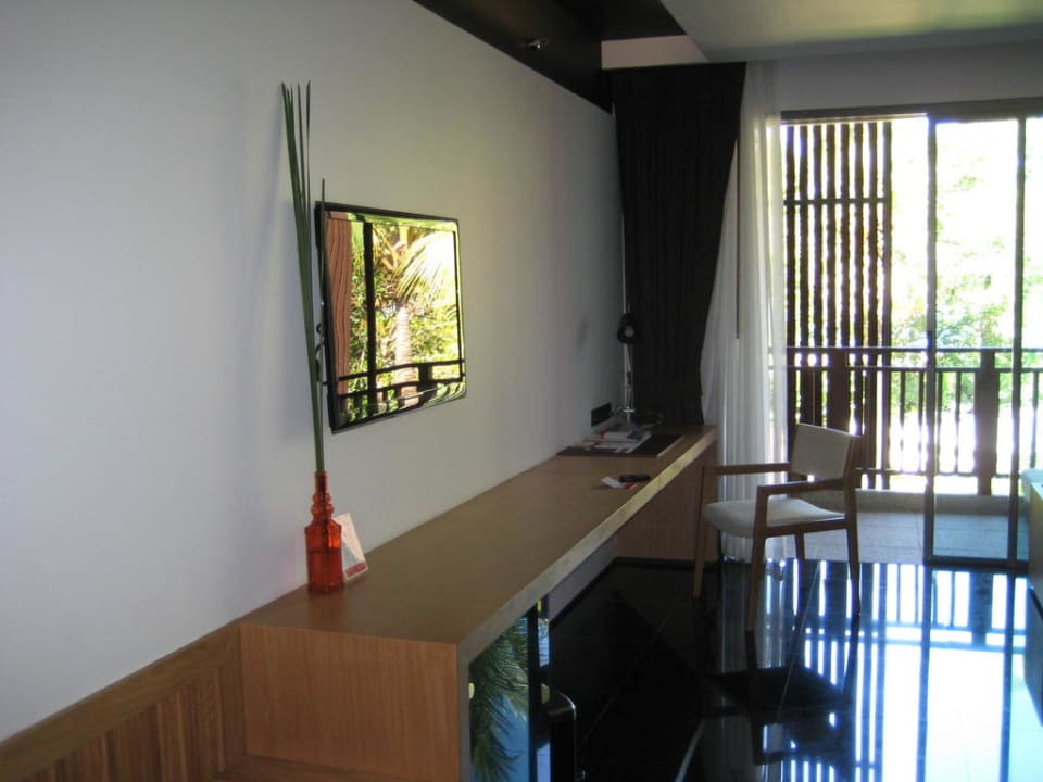LCD-TV und Schreibtisch im Deluxe-Jacuzzi-Room Ramada Resort by Wyndham Khao Lak