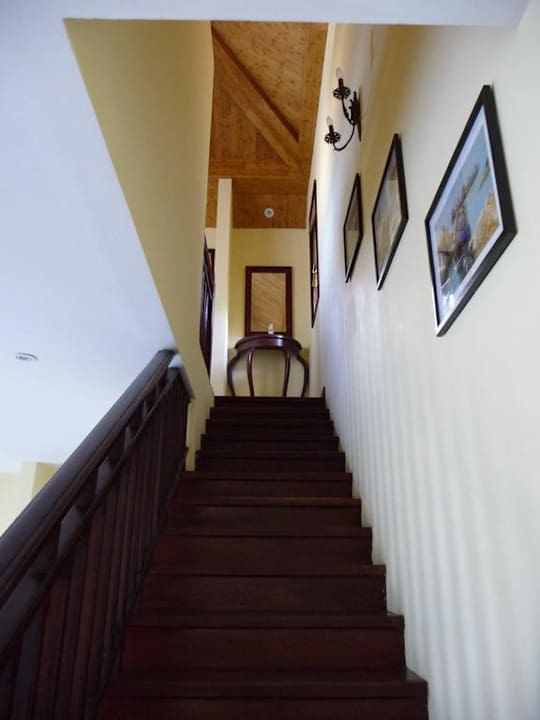 Treppe zur 1. Etage mit Schlafzimmer und Bad Allezboo Beach Resort & Spa