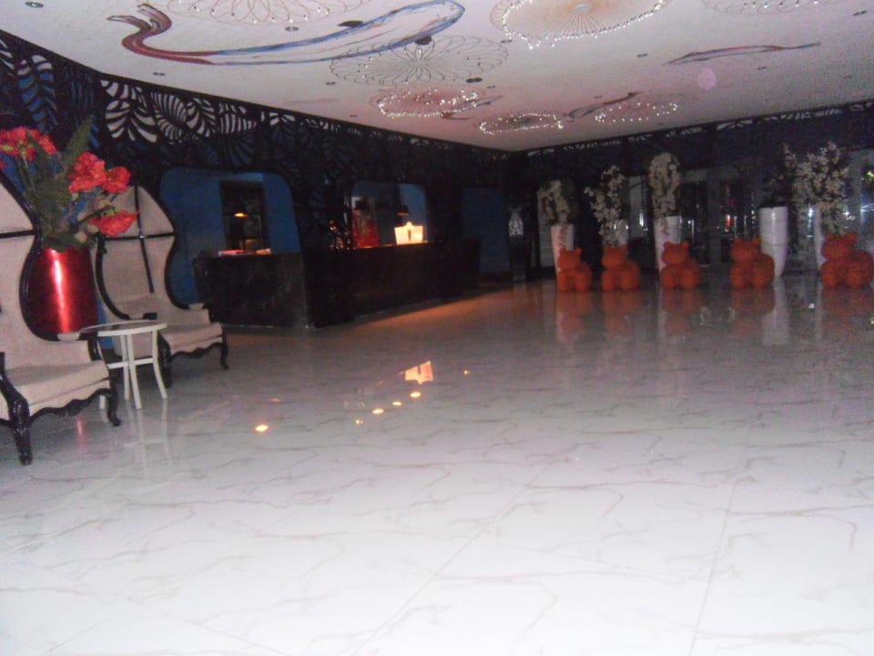 Im Hintrergrund die Rezeption Club Hotel Anjeliq