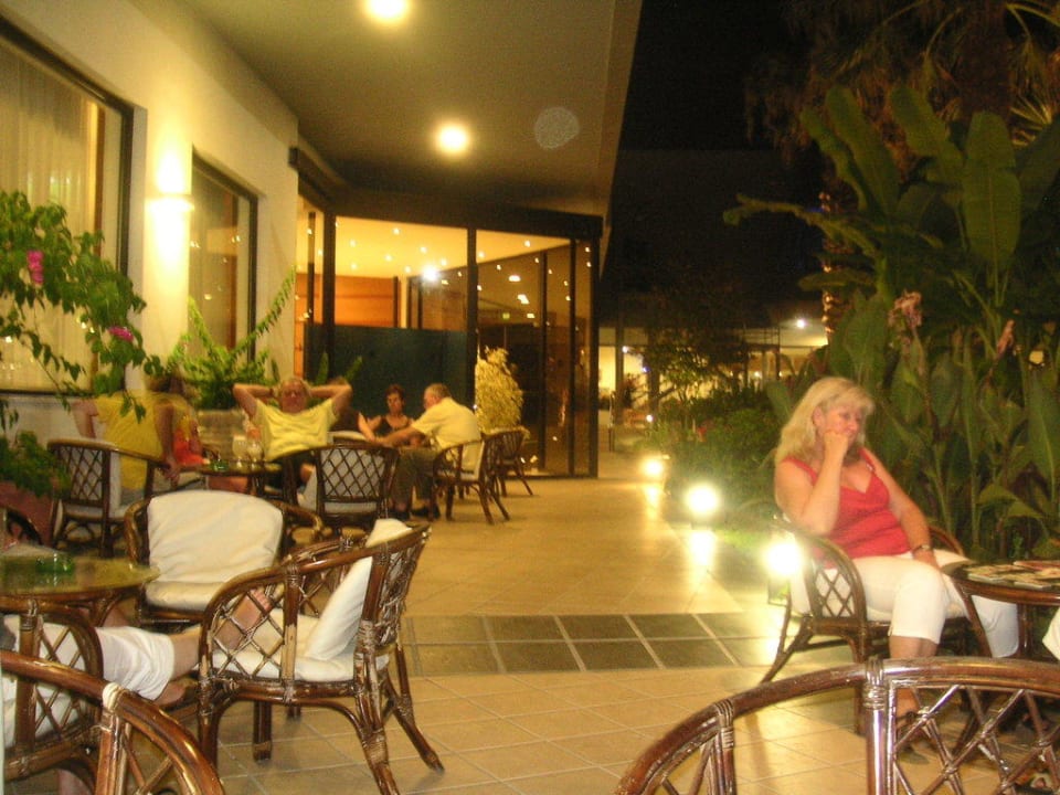 Sitzbereich Minibühne Hotel Calypso Beach