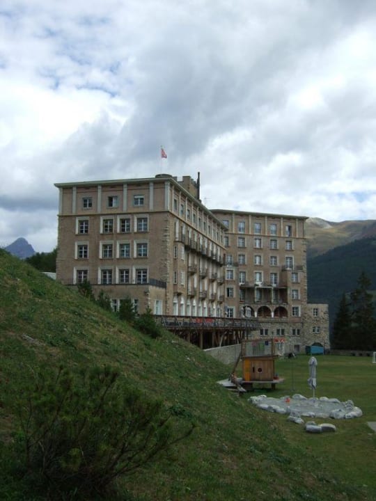 Blick auf Hotel, Terrasse und Garten Hotel Castell
