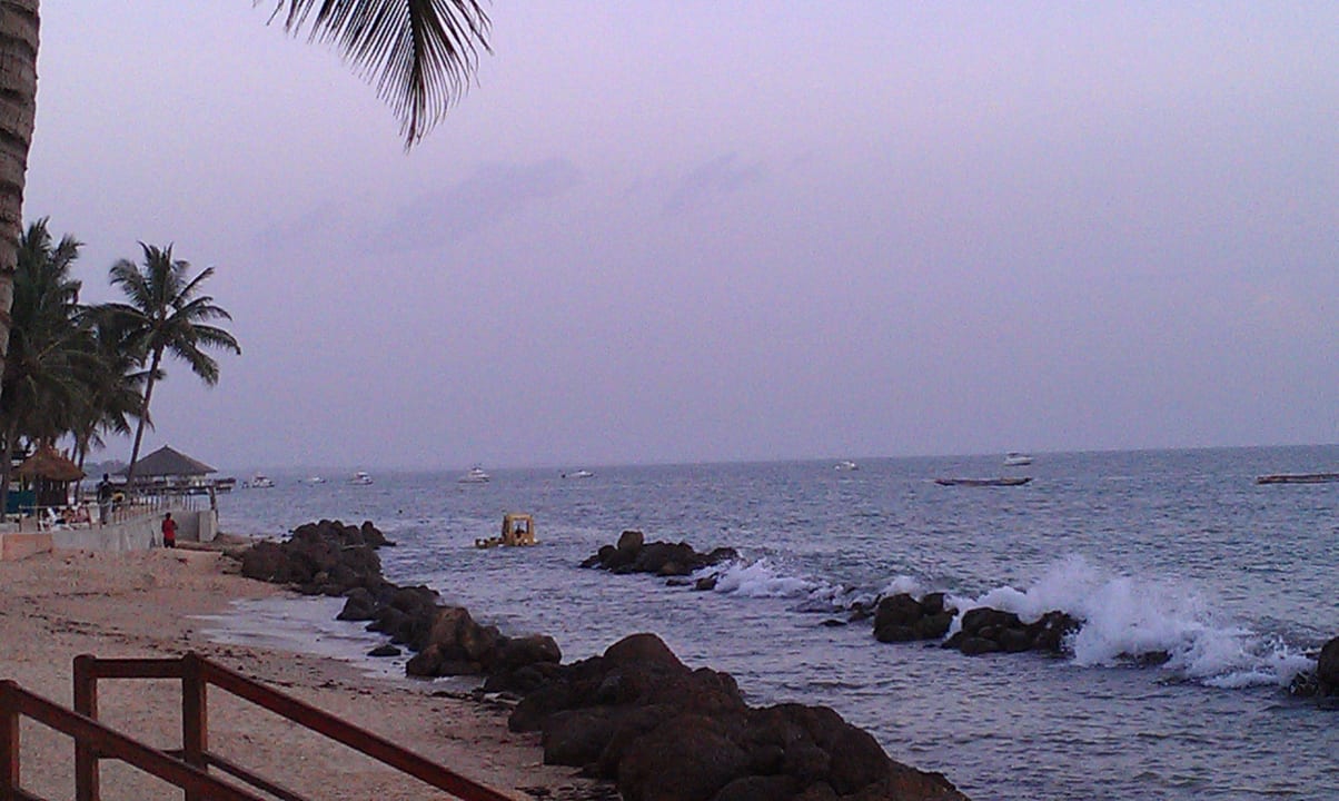 Plage en travaux coté ibiscus Hotel Paladien Les Filaos