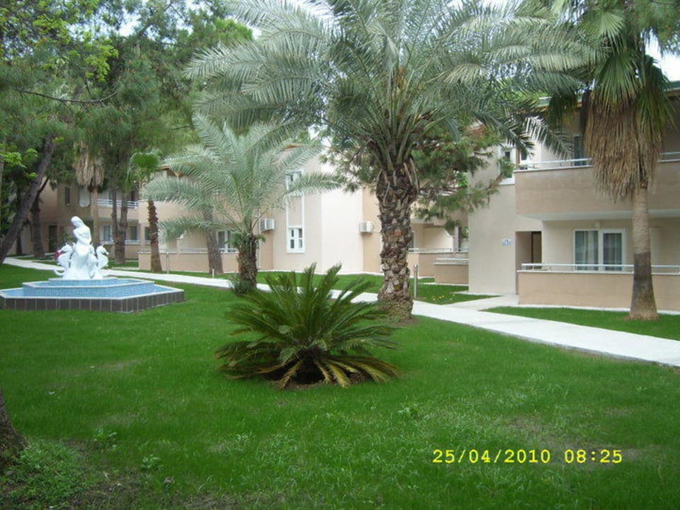 Die Gartenanlage mit Bungalow und Brunnen Club Sidelya Hotel
