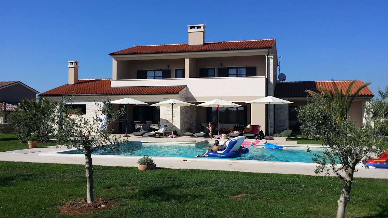 Blick vom Garten aufs Haus Villa Dorotea