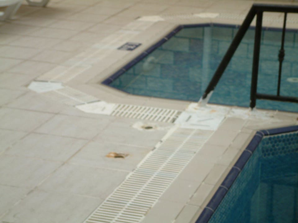 Rostende Löcher und Geländer am Pool Hotel Aslan City Kleopatra
