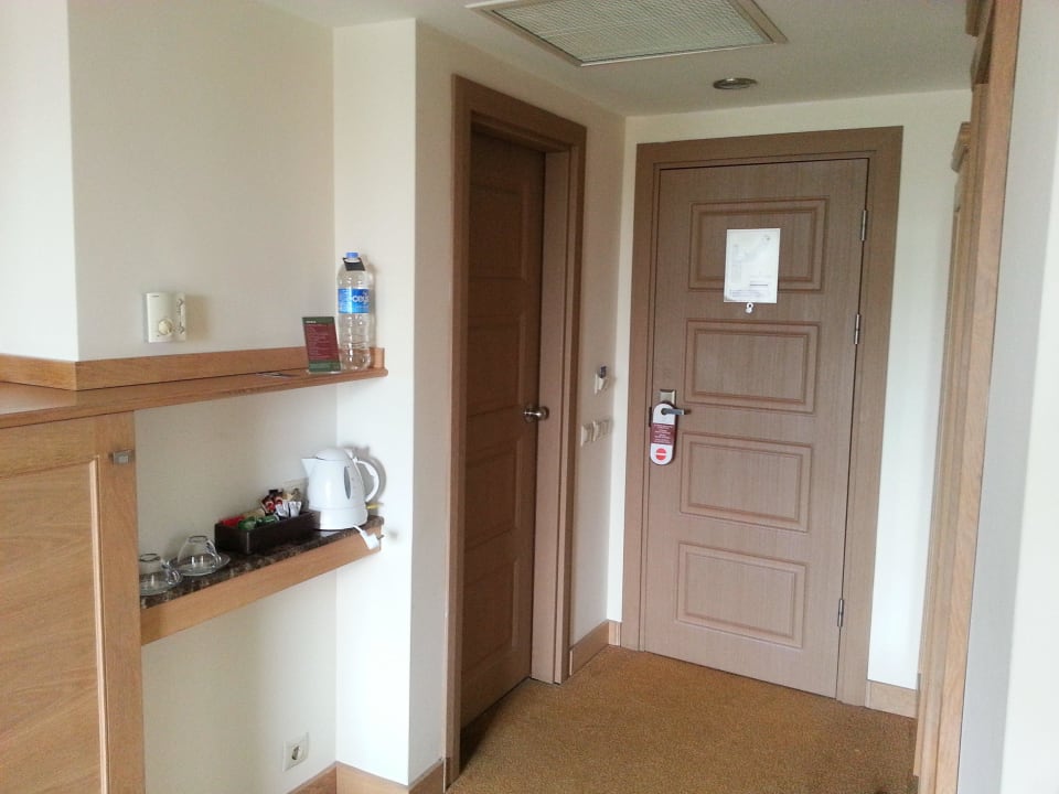 Eingangsbereich mit links der Badtür Fame Residence Lara & Spa