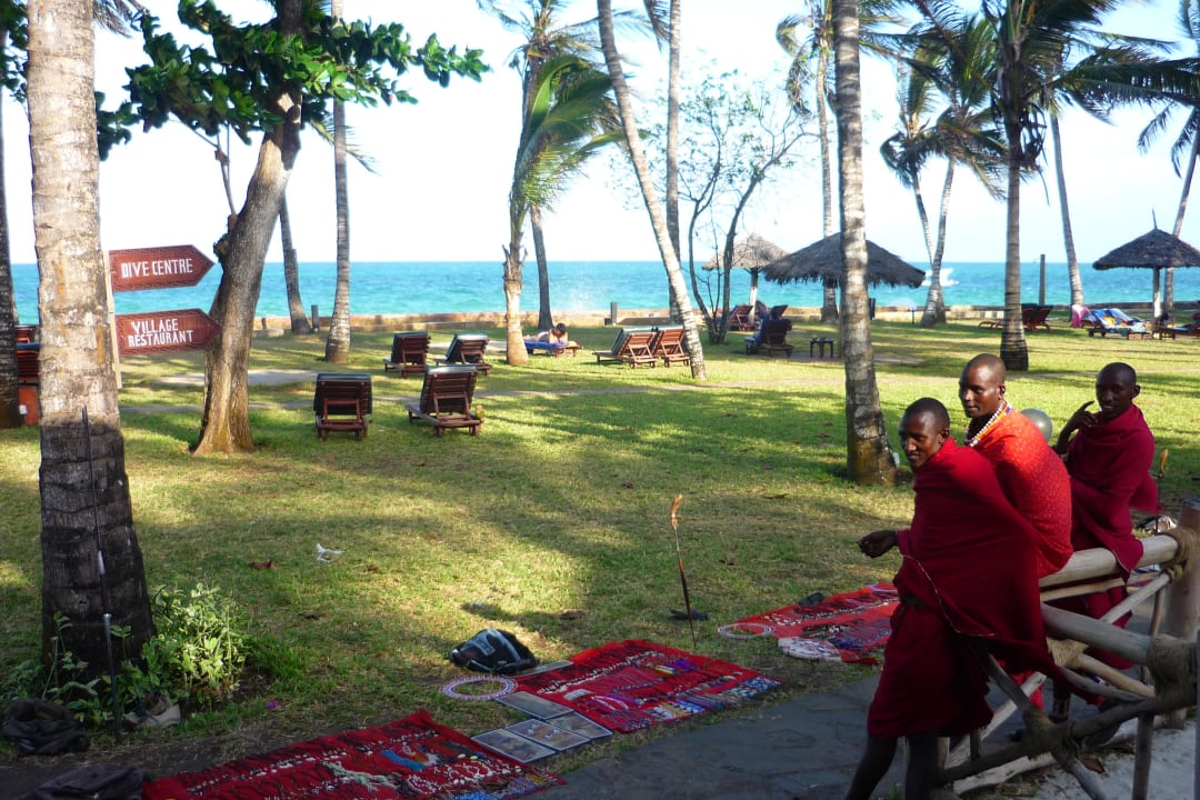 Nachmittags wird verkauft - abends getanzt Neptune Village Beach Resort & Spa