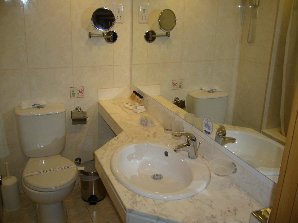 Bad , sehr eng Adams Beach Hotel