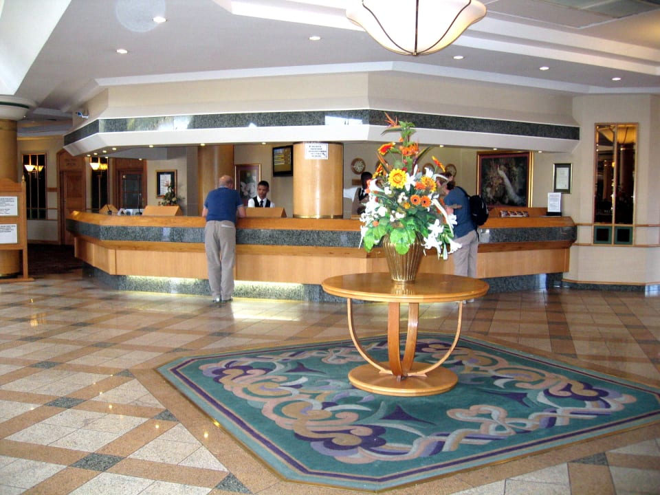 Lobby Safari Court Hotel