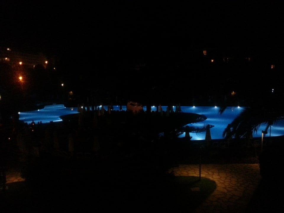 Hauptpool bei Nacht  Barut Hemera