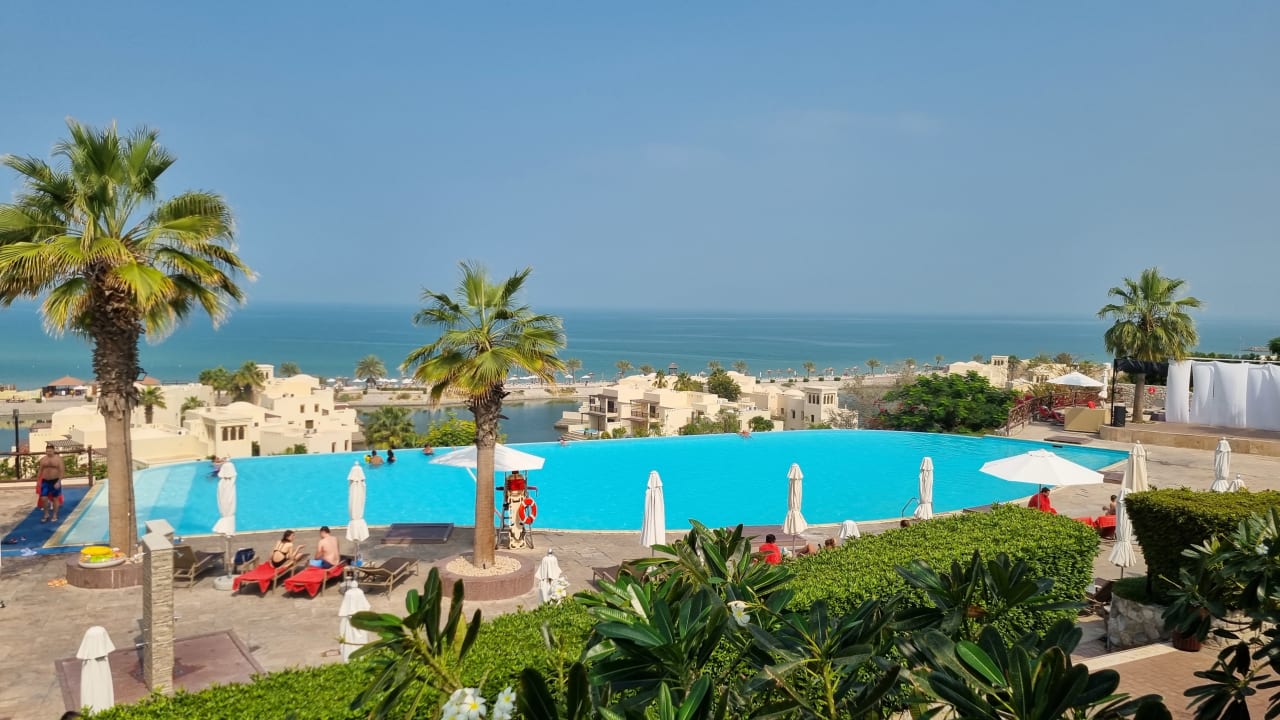 Pool The Cove Rotana Resort