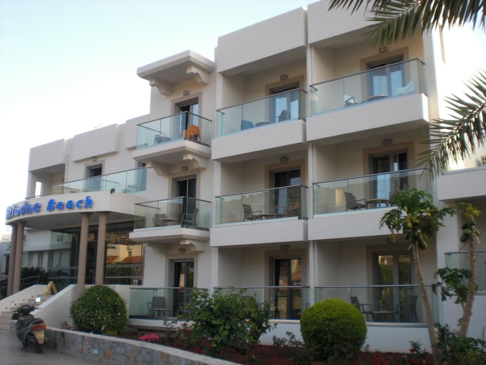 Eingangsbereich und Zimmer nach vorne raus Hotel Ariadne Beach