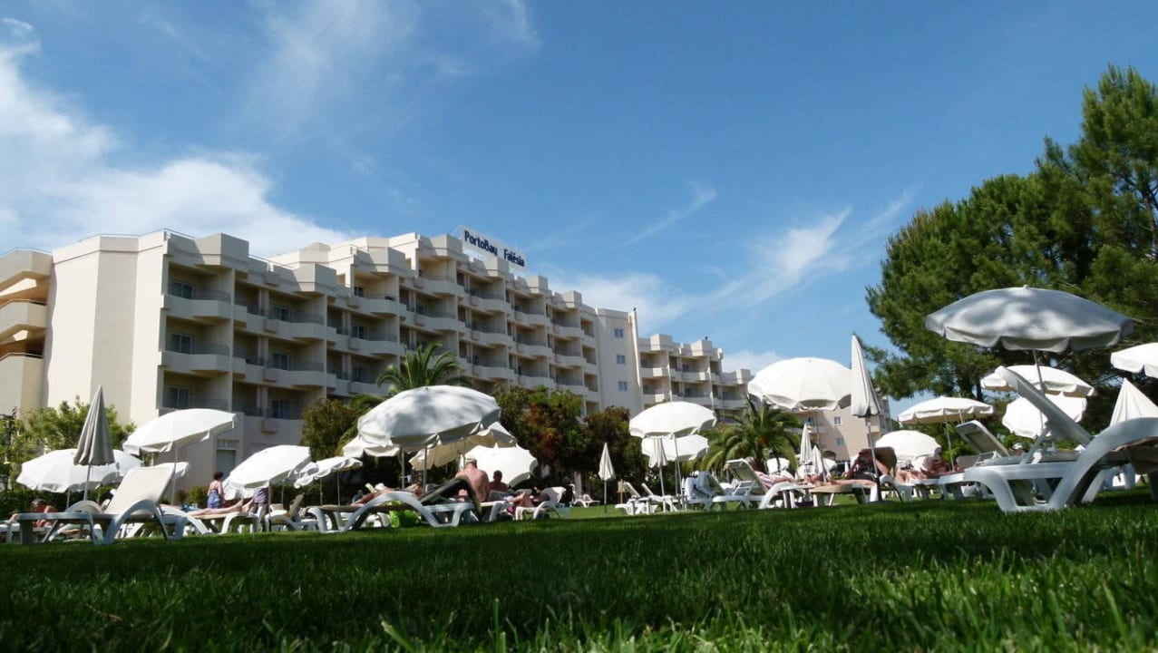 Liegewiese mit Hotel PortoBay Falésia