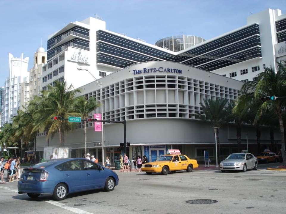 Blick von Lincold Road aufs Hotel Hotel The Ritz-Carlton South Beach