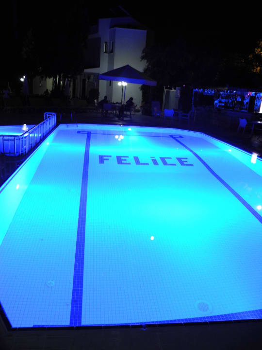 Pool by night Hotel Felice