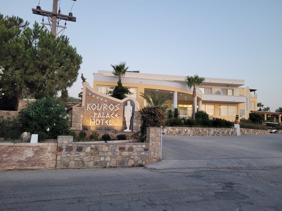 Außenansicht Hotel Kouros Palace