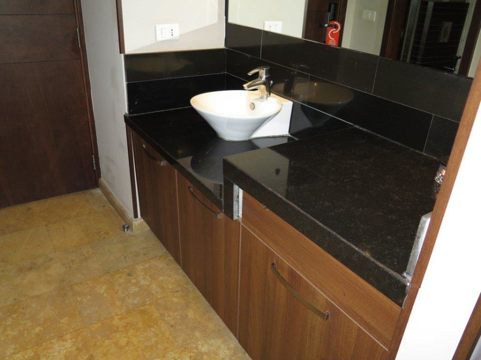Waschbecken ausserhalb des Bades in Zimmer 207 Hotel City Suite Beirut