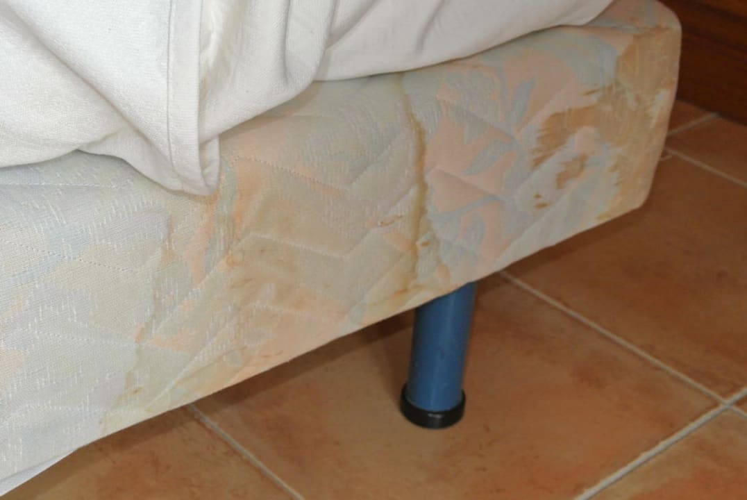 Völlig verdreckte Matratze Sallés Hotel Marina Portals