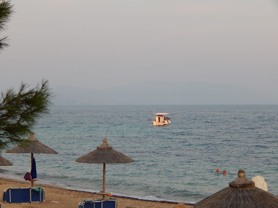 Über den Hauptstrand auf die Bucht Blue Dolphin Resort Hotel