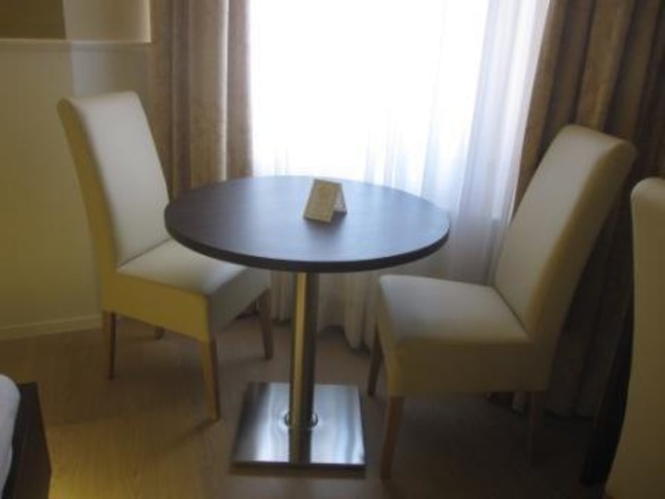 Bequeme Stühle und kleiner Esstisch The Heidelberg Exzellenz Hotel