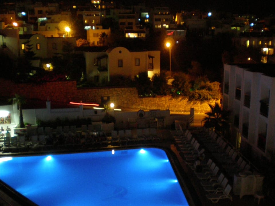 Basen nocą Club Hotel Shark