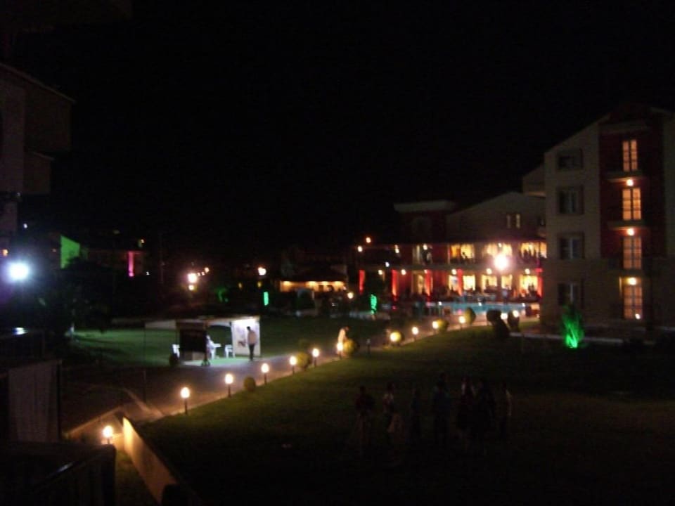 Hotelanlage am Abend Hotel Victory Resort