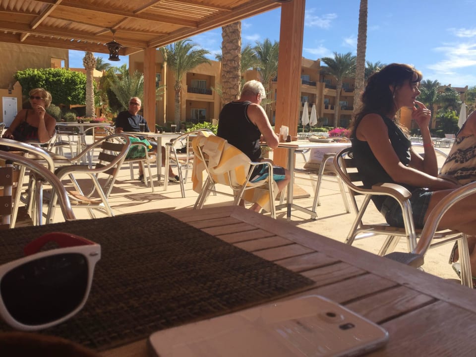 Gäste legen Tücher zum Schutz vor altem Vogelkot Stella Beach Resort & Spa Makadi Bay