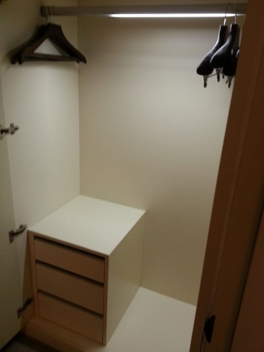 Kleiderschrank mit Beleuchtung Radisson Blu Hotel Milan