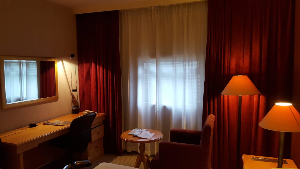 Queen room Sheraton Heathrow Hotel