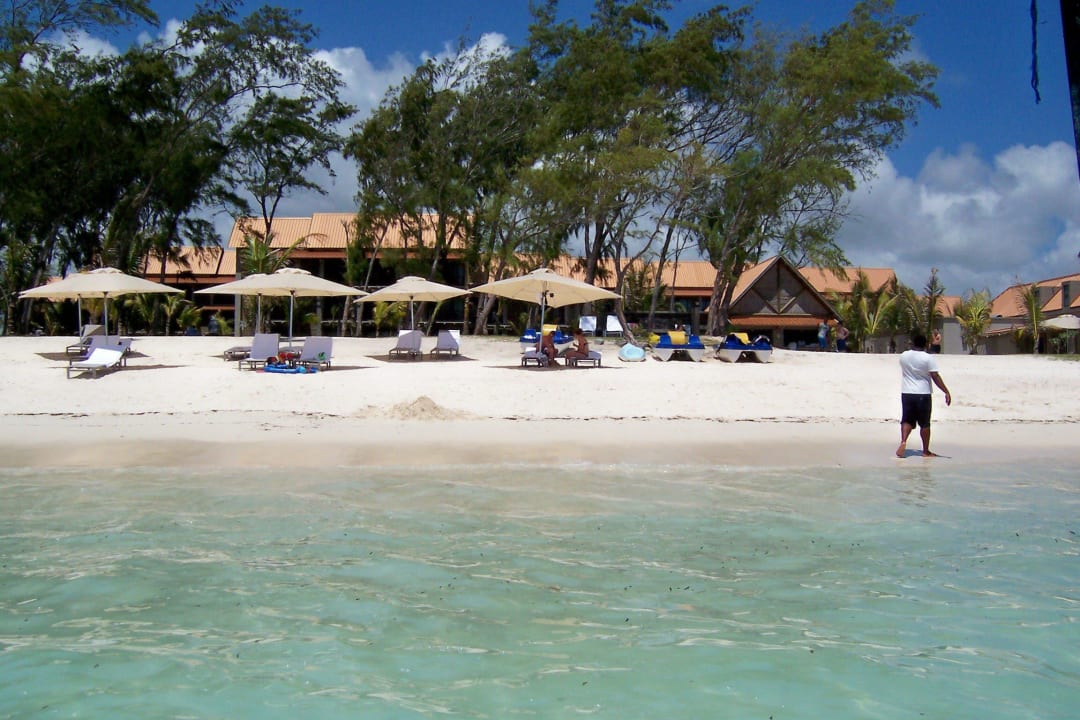 Vom Wasser gesehen Crystals Beach Resort Belle Mare, a member of Radisson Individuals