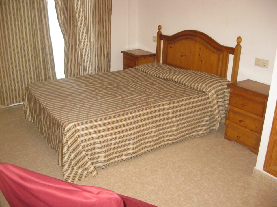 Eins der drei Schlafzimmer Flacalco Hotel & Apartments